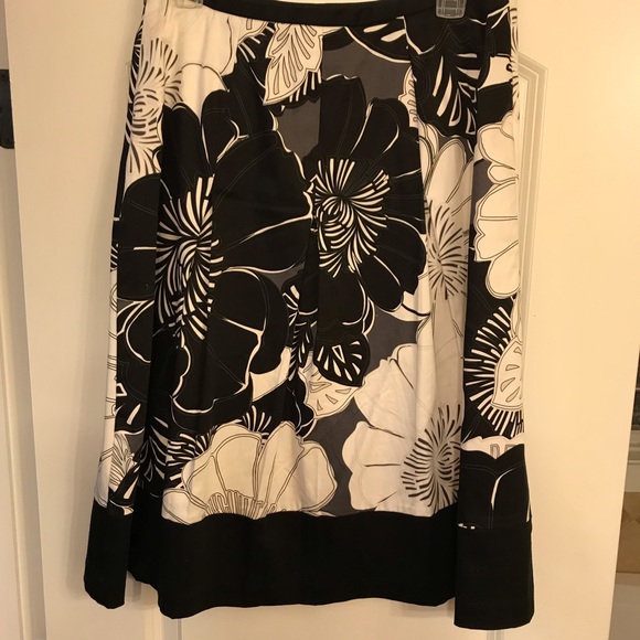Black and white skirt. Like new. - Picture 2 of 3
